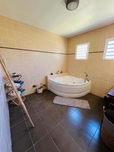 Et badeværelse på Le Calouni entre mer et volcan