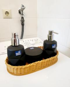 ショナッハにあるMountain-top with balconyのカウンターの上のバスケットに入った2台のヘアドライヤー