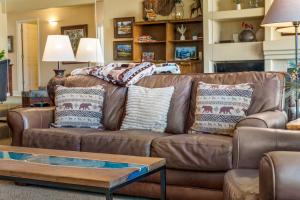 Posezení v ubytování 2 Bedroom Hot Tub Fireplace Walk to Lake Dillon + 55 fotografií