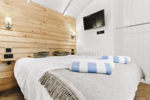 A bed or beds in a room at Nestledstays - The Grove