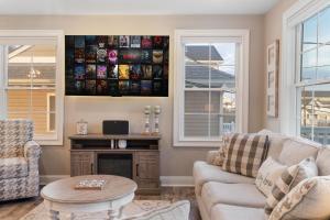 una sala de estar con un sofá y una mesa en 1 Block to Beach Stylish Gem Towel and Linen Service, en North Wildwood