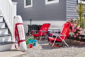 Un grupo de sillas y un bate de béisbol en un patio. en 1 Block to Beach Stylish Gem Towel and Linen Service, en North Wildwood