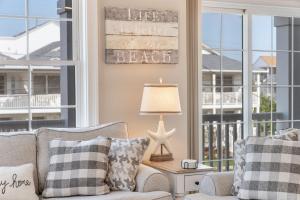 Una sala de estar con un sofá y una mesa con una lámpara. en 1 Block to Beach Stylish Gem Towel and Linen Service, en North Wildwood 59 fotos más