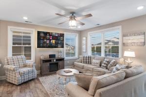 sala de estar con sofá, sillas y chimenea en 1 Block to Beach Stylish Gem Towel and Linen Service, en North Wildwood