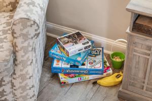 Una pila de cajas en el suelo junto a una cama. en 1 Block to Beach Stylish Gem Towel and Linen Service, en North Wildwood