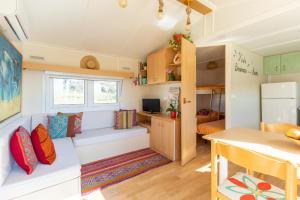 a tiny house with a kitchen and a dining room at Casita Campo 15 minutos Aeropuerto Ifema y Plaza Castilla in Madrid