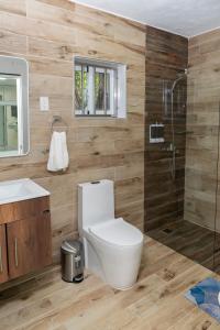 un bagno con wc, lavandino e doccia di La Isla Royal - Luminancia Eterna a Miches