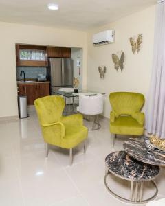 un soggiorno con due sedie e un tavolo di La Isla Royal - Luminancia Eterna a Miches