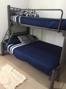 Ένα ή περισσότερα κρεβάτια σε δωμάτιο στο The Acapulco Apartment with Beach Club