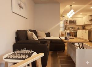 ビクトリアにあるCedar & Sage Suite the Cozy Retreat with Full Kitchenのソファとテーブルのあるリビングルーム