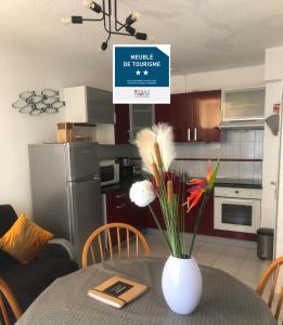 Kuchyň nebo kuchyňský kout v ubytování Appartement cosy 100m plage de Pentrez