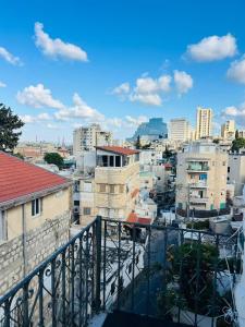 ein Blick auf eine Stadt von einem Balkon in der Unterkunft Haifa Charm View in Haifa