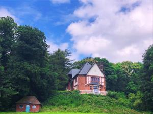 una casa in cima a una collina con alberi di Au coin du loup, monts de Flandres, Zwarteberg a Saint-Jans-Cappel