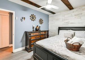 Un dormitorio con una cama con una cesta encima. en Spacious Family Getaway with Grill Firepit and Patio, en San Ysidro