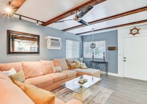 una sala de estar con un sofá y una mesa en Spacious Family Getaway with Grill Firepit and Patio, en San Ysidro