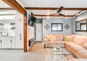 una sala de estar con un sofá y una mesa en Spacious Family Getaway with Grill Firepit and Patio, en San Ysidro 17 fotos más