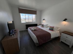 a bedroom with a large bed and a window at HOTEL LOS NAVEGANTES in Punta Arenas +9 photos