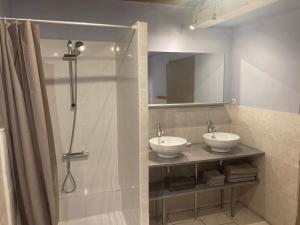 un bagno con due lavandini e una doccia di Au coin du loup, monts de Flandres, Zwarteberg a Saint-Jans-Cappel Altre 27 foto
