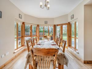 Aghagowerにある5 Bed in Westport oc-ii06251のテーブルと椅子と窓のあるダイニングルーム