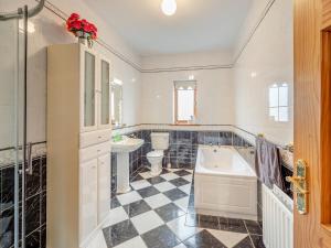 Aghagowerにある5 Bed in Westport oc-ii06251の黒と白のチェックフロアのバスルーム +41枚の写真