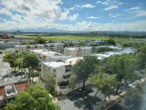 eine Luftansicht eines Apartmentkomplexes in der Unterkunft Mar Azul Apartments in San Juan