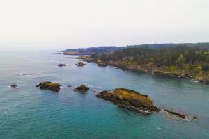 een luchtzicht op een rivier met rotsen in het water bij Headlands Cove - Retreat in Mendocino