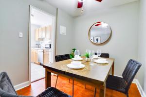 Una mesa de comedor con sillas y un espejo. en Comfy & Relaxing Apt, en Alexandria