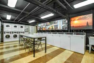 lavadero con mesa y lavadoras en Comfy & Relaxing Apt, en Alexandria