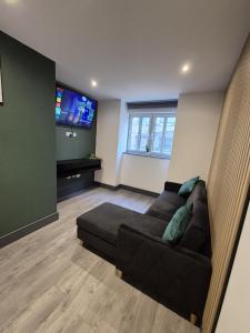 TV a/nebo společenská místnost v ubytování The Cotswold Escape 14 - City Centre