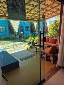 a living room with a couch and a table at Pousada Contos da Lua Vaga in Milho Verde
