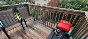 Un balcón o terraza en Super near Beach Cozy 4 plex Pool Sleep Many 84 fotos más