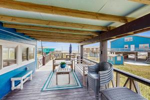 Balkón nebo terasa v ubytování Haven Steps to Beach Large Deck Pet Friendly