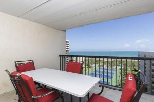 Un balcón con mesa y sillas y el mar. en Sweeping 10th Floor Views Up to 10 Beachfront, en South Padre Island