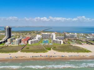 Una vista aérea de una playa con edificios y el océano. en Sweeping 10th Floor Views Up to 10 Beachfront, en South Padre Island