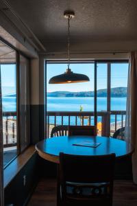 une salle à manger avec une table et une vue sur l'océan dans l'établissement Glen Ayr Resort, à Hoodsport 31 autres photos