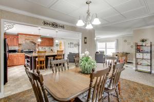 Η κουζίνα ή μικρή κουζίνα στο Quiet Family Home in Headland with Games and Yard