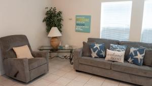 Posezení v ubytování EZ Access 1st Floor 5 mins to Beach Pool