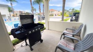 TV a/nebo společenská místnost v ubytování EZ Access 1st Floor 5 mins to Beach Pool