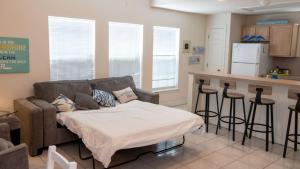 Kuchyň nebo kuchyňský kout v ubytování EZ Access 1st Floor 5 mins to Beach Pool