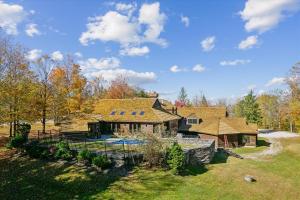 une vue aérienne d'une maison dans l'établissement Cozy 2BR Highridge Condo Unit I3 in Killington, VT with hot tub and scenic woods view., à Killington Village