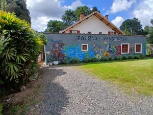 a mural on the side of a building at Pousada dos Pássaros in Camanducaia