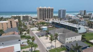 Una vista aérea de una ciudad con edificios y el océano. en 2 levels Big 3 bedroom Near Beach Pool, en South Padre Island