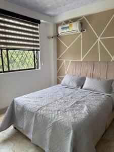 Habitación privada tipo apartaestudio في كالي: غرفة نوم بها سرير ونافذة