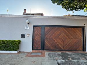 una puerta de madera de garaje en el lateral de una casa en Casa Aconchego, en Itu