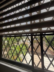 Habitación privada tipo apartaestudio في كالي: منظر من نافذة مبنى