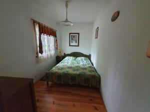 a bedroom with a bed in the corner of a room at Domki Bartoszówka 