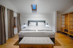 - une chambre avec un lit et un banc dans l'établissement Stube & Stories - Heritage Riverside Home, à Garmisch-Partenkirchen