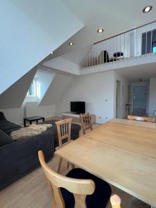 ヴァインガルテンにあるApartment im Welfenpalaisのテーブルとソファのあるリビングルーム
