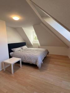 ヴァインガルテンにあるApartment im Welfenpalaisのベッドとテーブルのある寝室