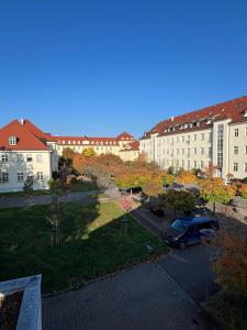 ヴァインガルテンにあるApartment im Welfenpalaisの建物前駐車場